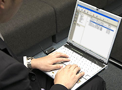 モバイルPCによるメールチェックで外出先でも迅速な対応が可能