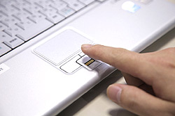 指紋センサーを指でなぞって認証する