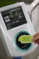 鉄道とバス両方で利用できるICカード「ナイスパス」と改札に設置されたリーダ