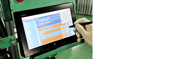 写真 4：一部の加工工程では、加工の手順を工作機械脇に置いたタブレットでチェックしながら作業。ペン操作なので手袋でも問題がない。