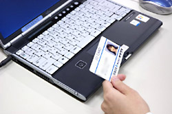 ノートPCにICカードをかざしてログイン